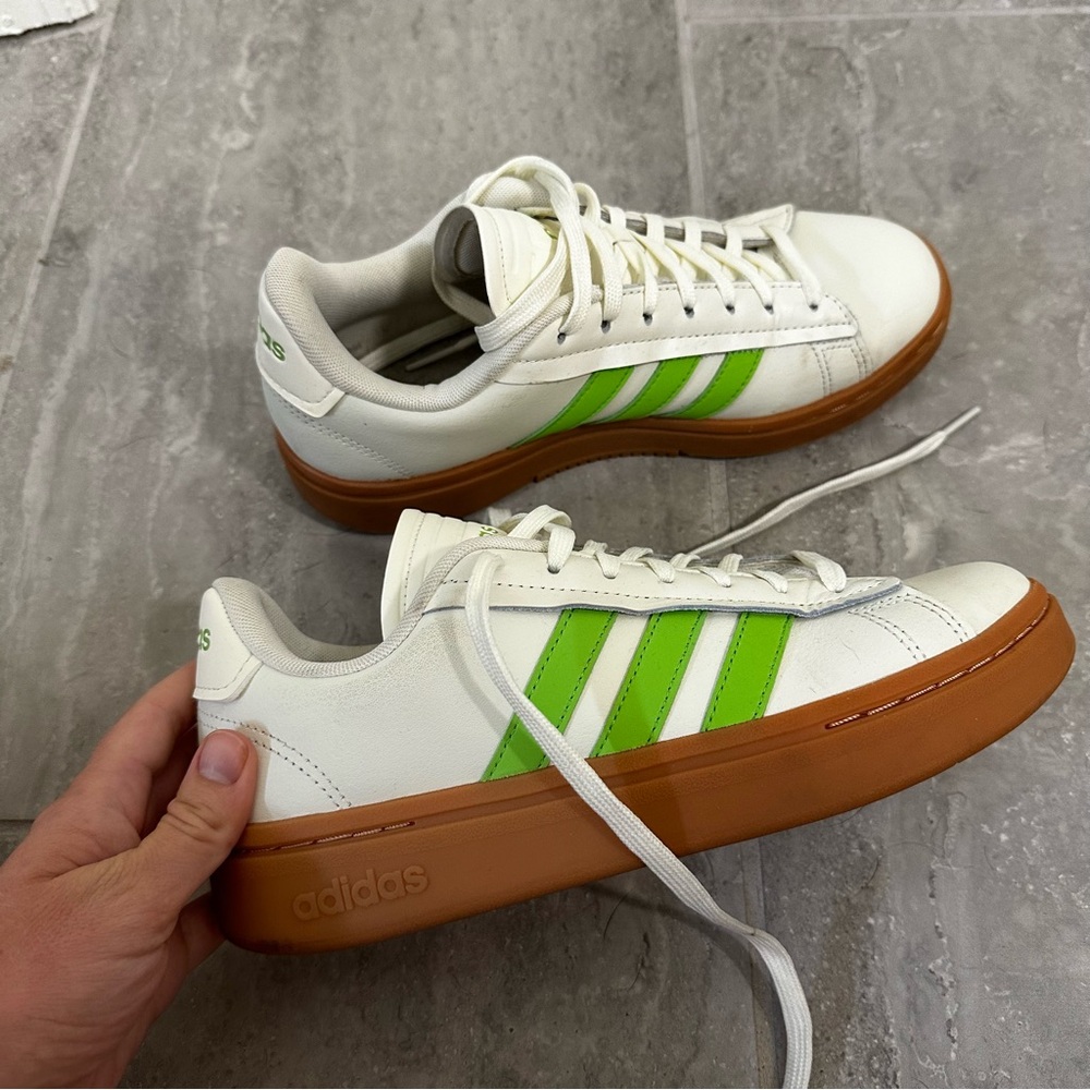 Excellent Condition!! ADIDAS Sneakers Size 7